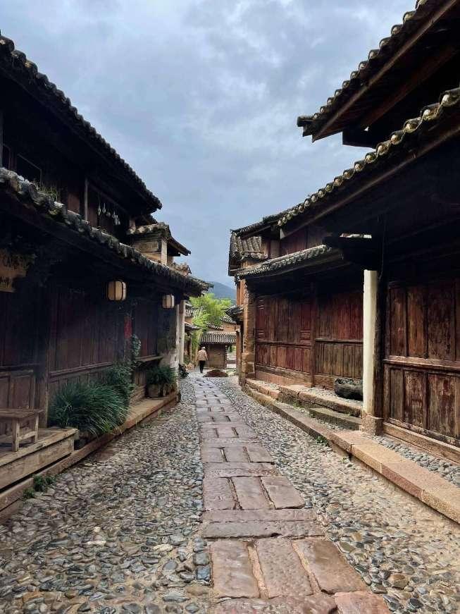农村大集上60岁老两口卖小吃20年!2元1个一天卖600个!城里买房